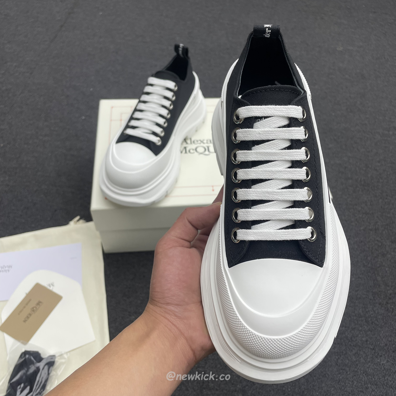 Alexander Mcqueen Tread Slick Low Lace Up Black White (9) - newkick.vip